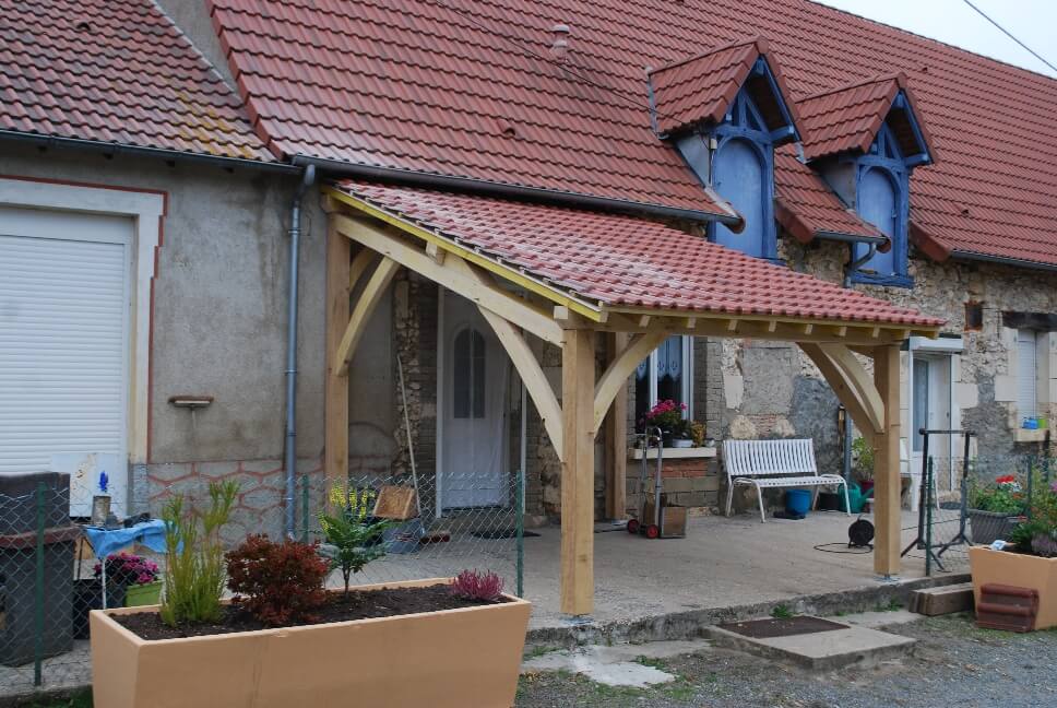 Auvent enbois et tuiles