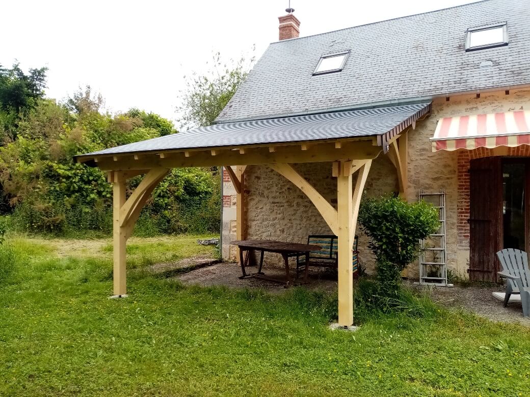 Auvent en bois et ardoise