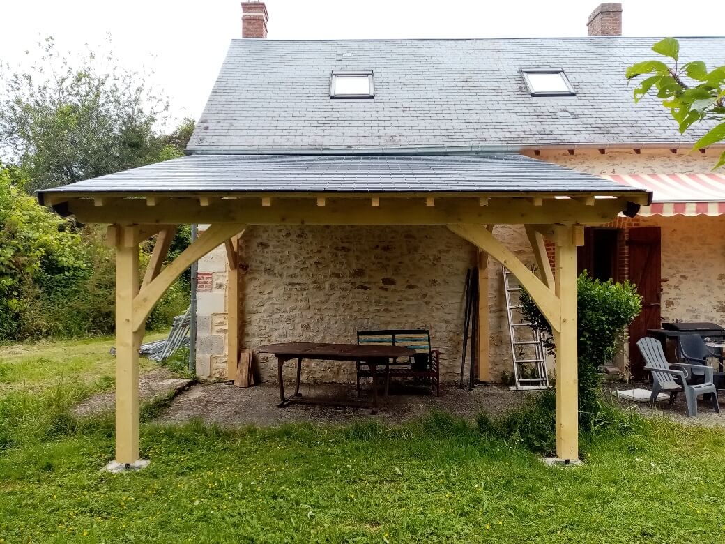 Auvent en bois et ardoise