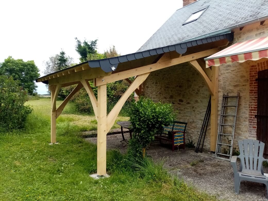 Auvent en bois et ardoise