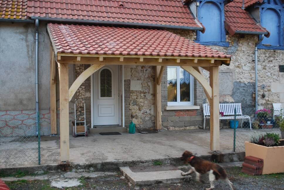 Auvent en bois et tuiles