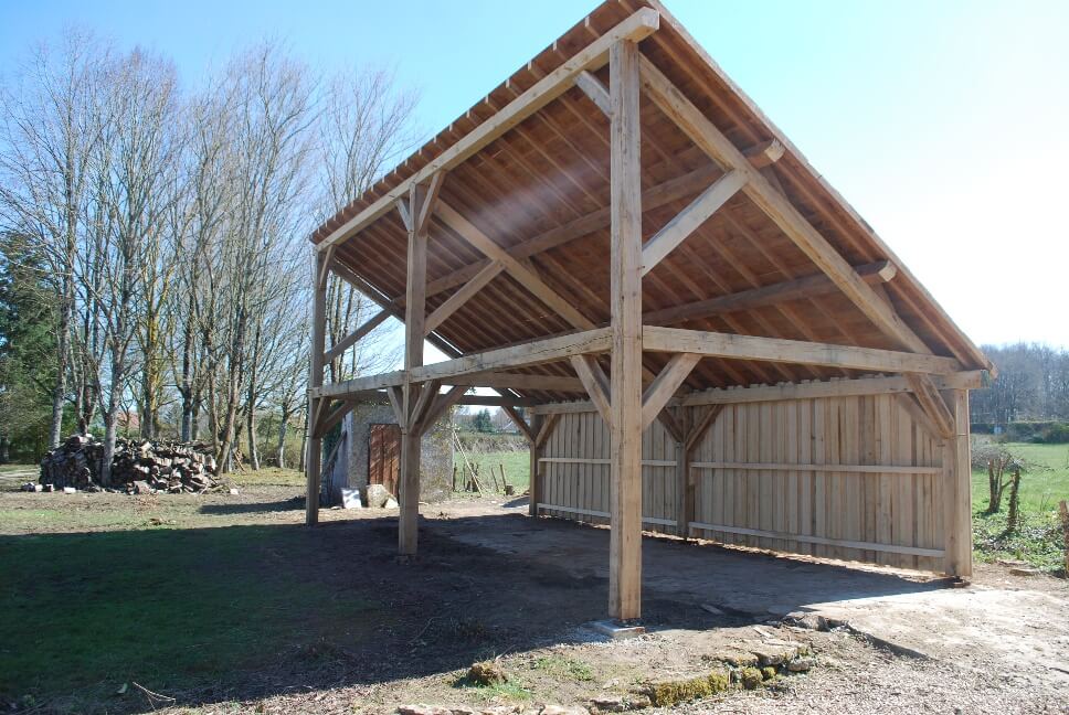 Auvent en bois et tuiles