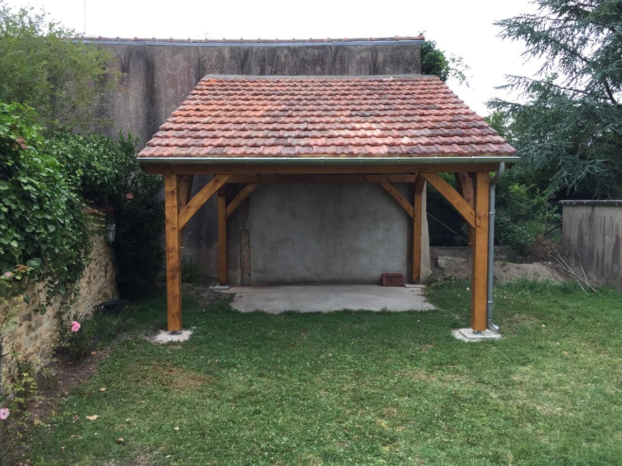 Auvent en bois et tuiles