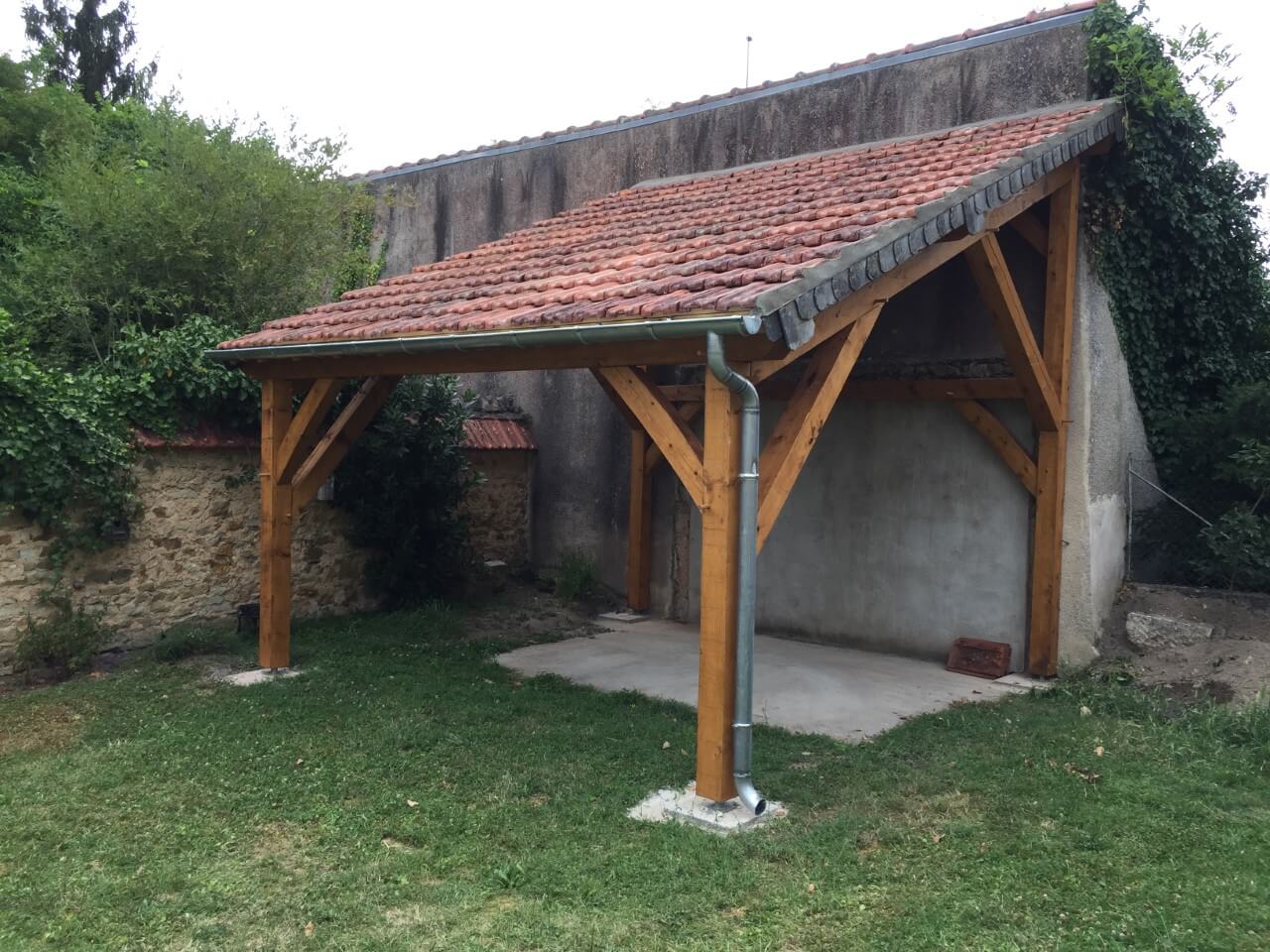 Auvent en bois et tuiles