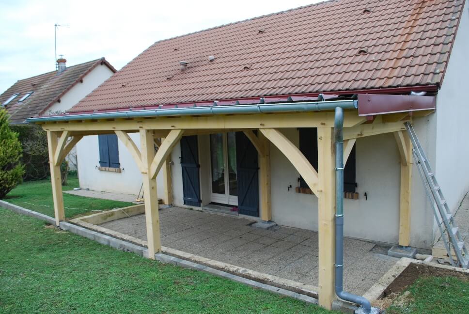 Auvent en bois et tuiles