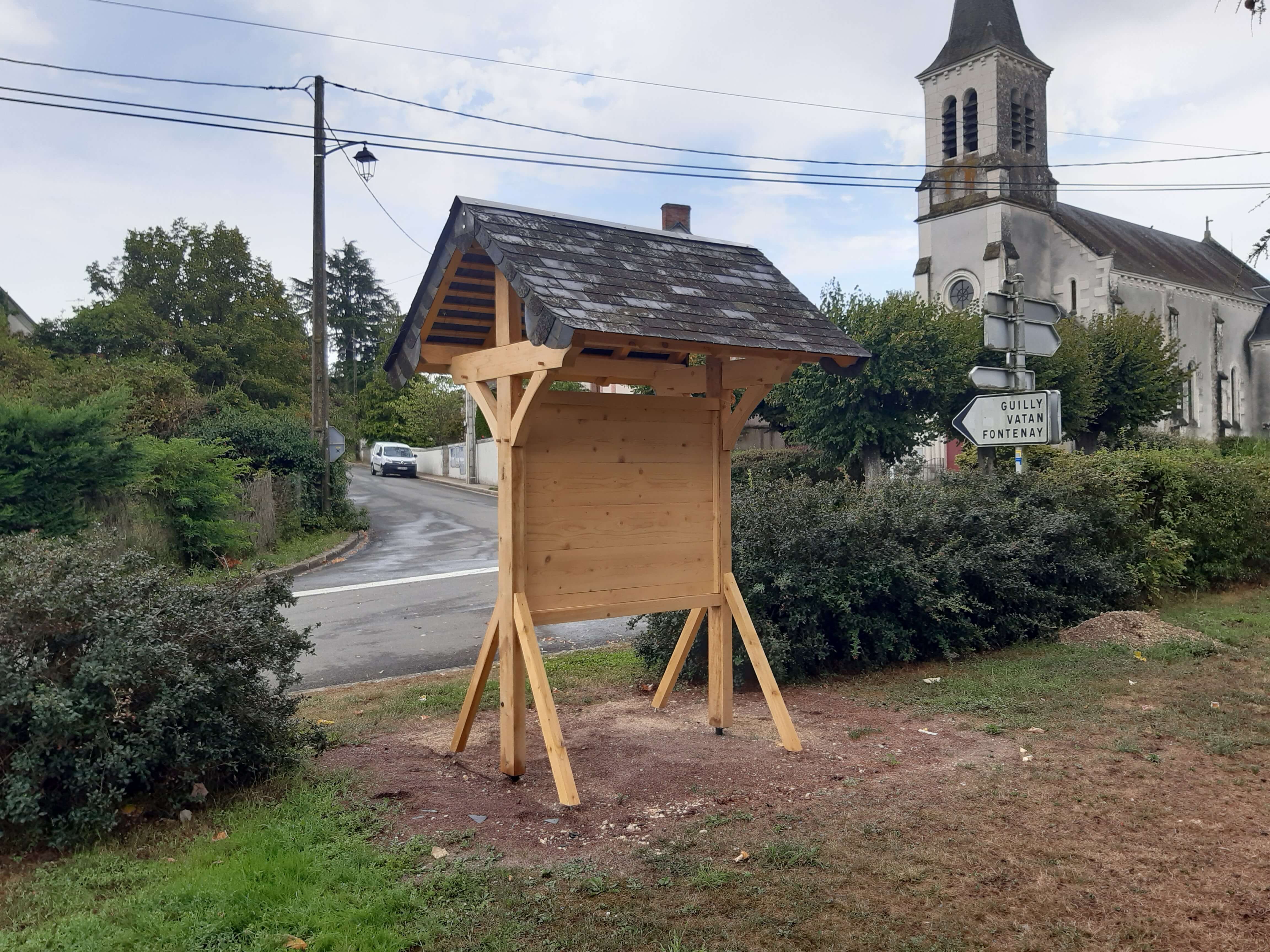Panneau d'affichage en bois pour commune